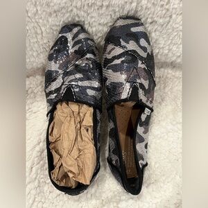 NWOT TOMS Women's Sequin Camo Flats - Black and Gray